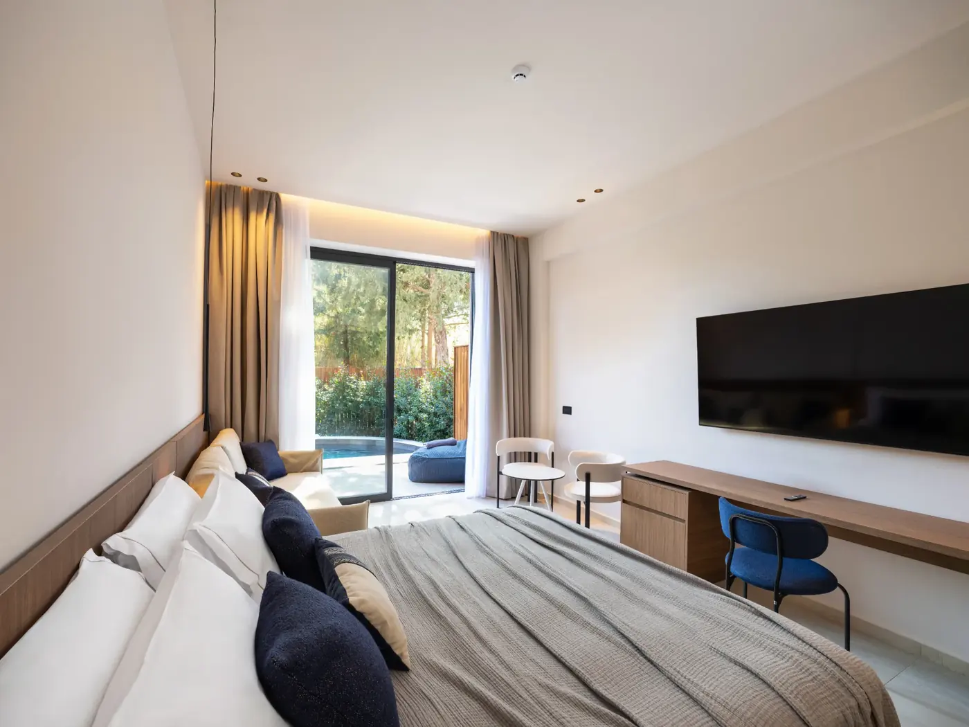 Suite Sharing Pool Room – Velvet
