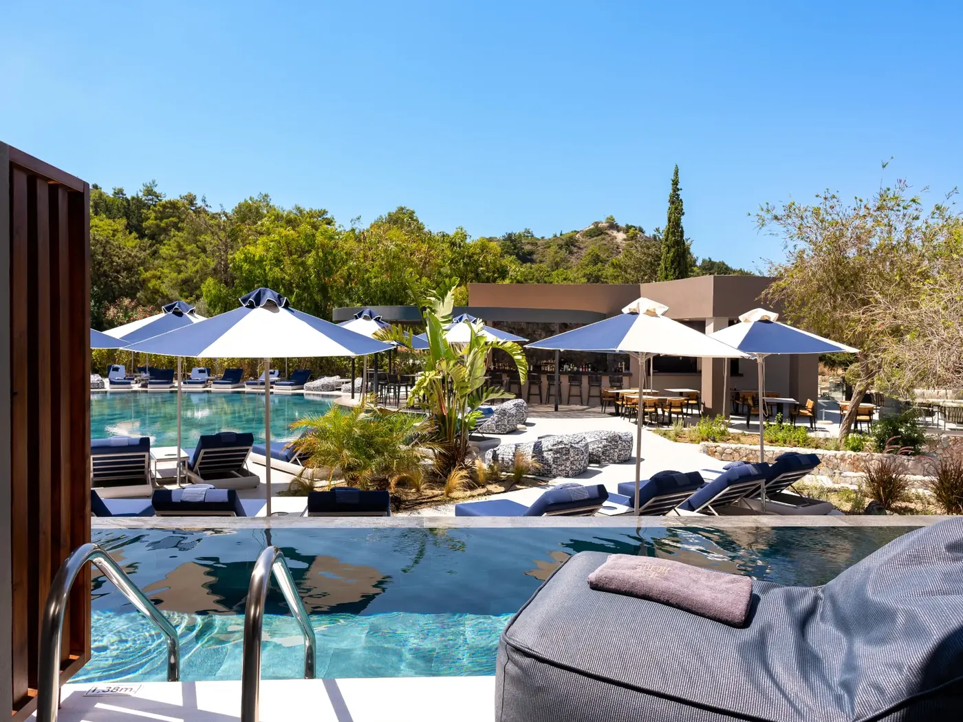 Superior Swim Up Room